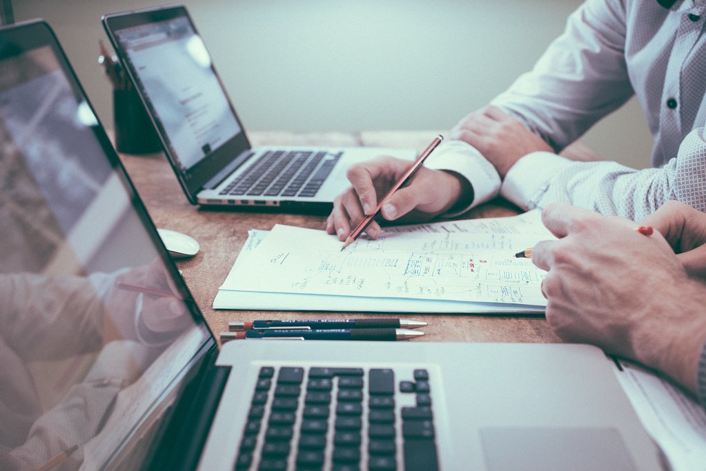 Equipe em projeto de sistema de gestão de inteligência artificial — ISO 42001